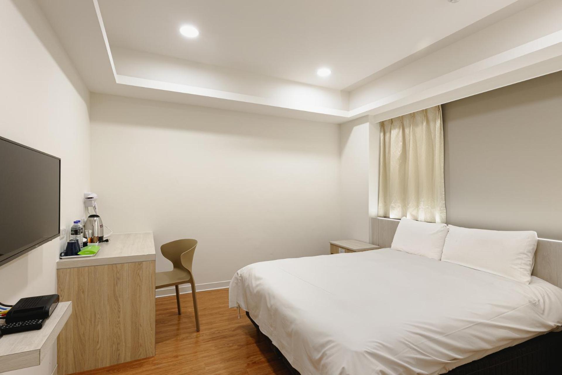 Kiwi Express Hotel - Zhongqing Taichung Buitenkant foto