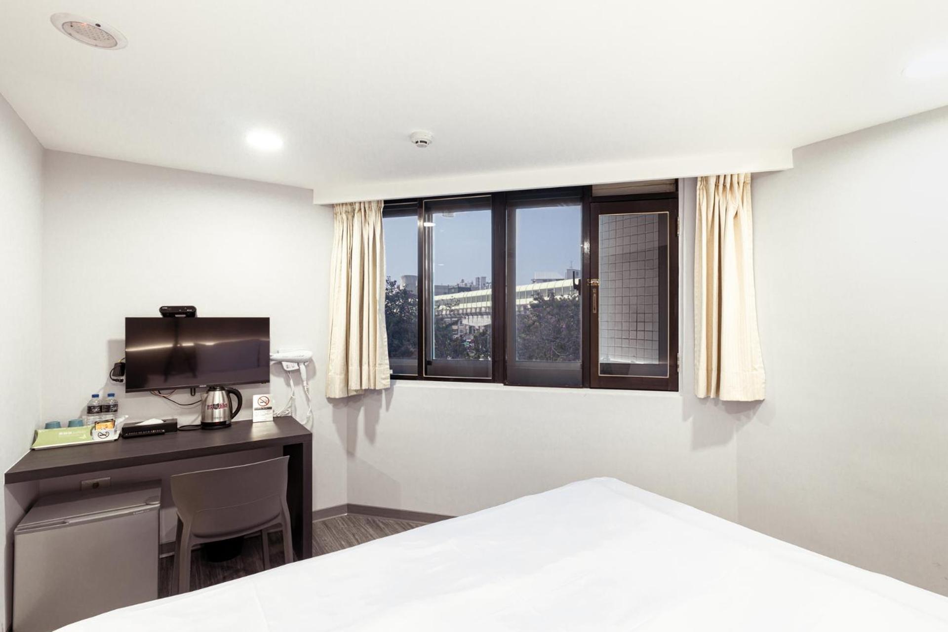 Kiwi Express Hotel - Zhongqing Taichung Buitenkant foto