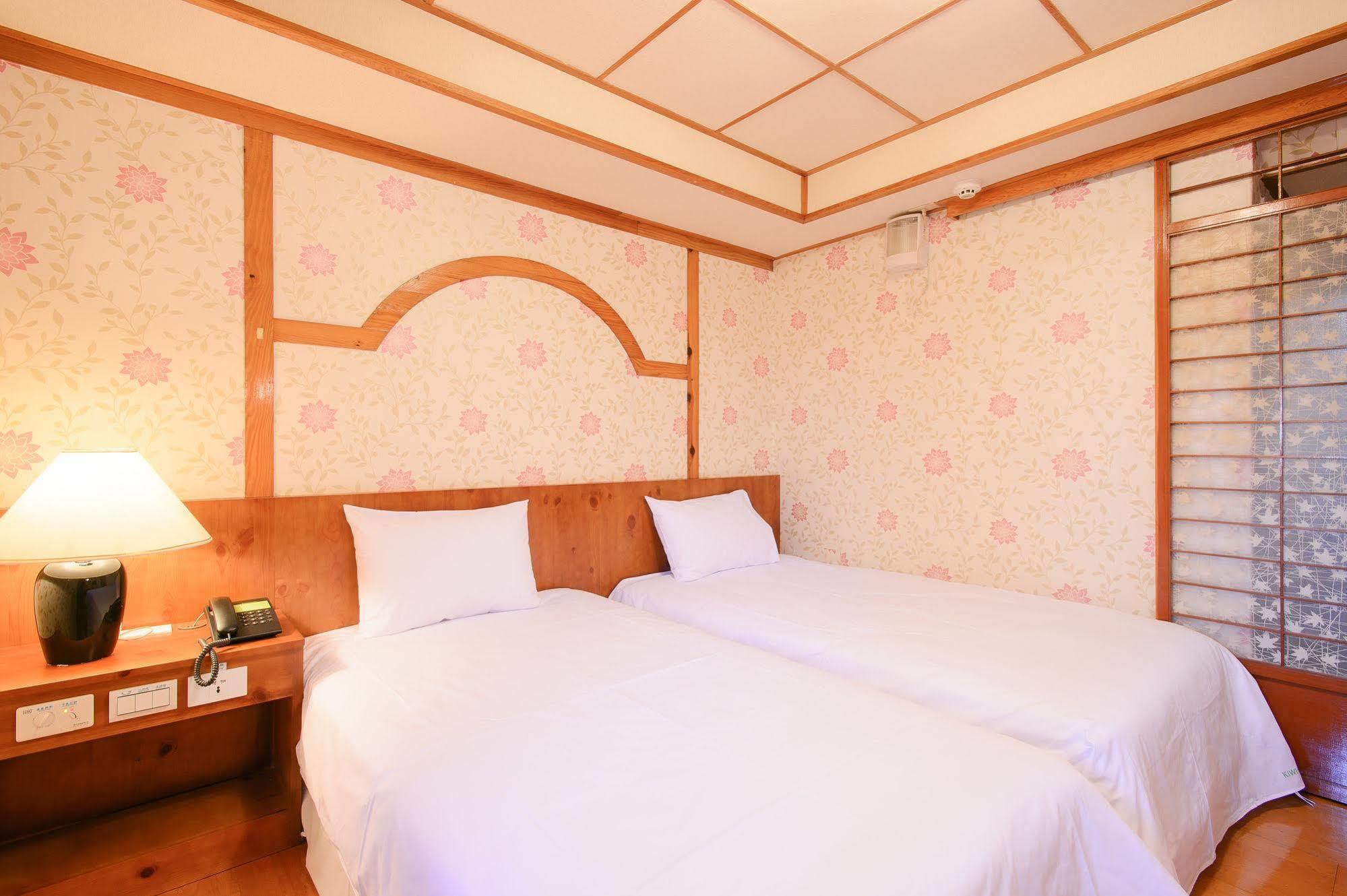 Kiwi Express Hotel - Zhongqing Taichung Buitenkant foto